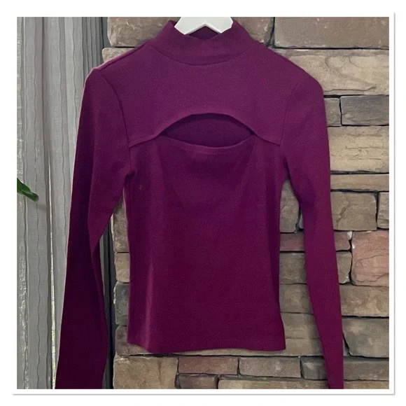 GAP Rib Cutout Top - Picture 2 of 8